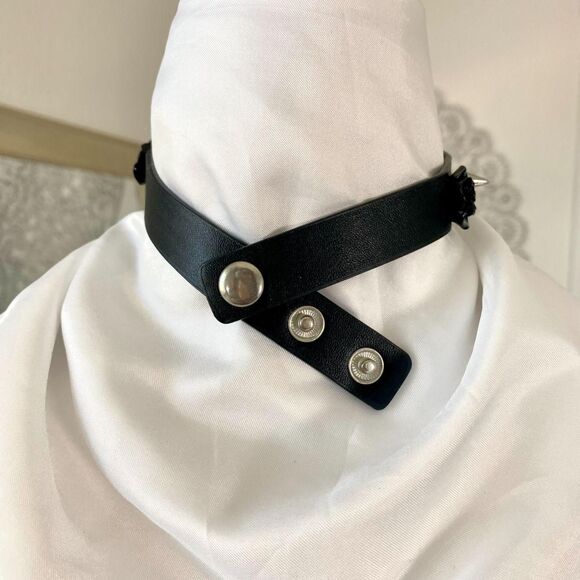 Early 2000's Black Faux Leather Gothic Rose Heart Padlock Choker Collar Necklace - Picture 4 of 4